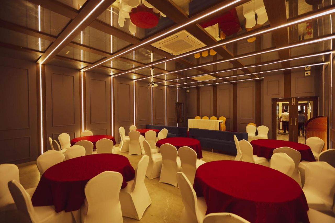 Hotel Kiran Miraj Buitenkant foto