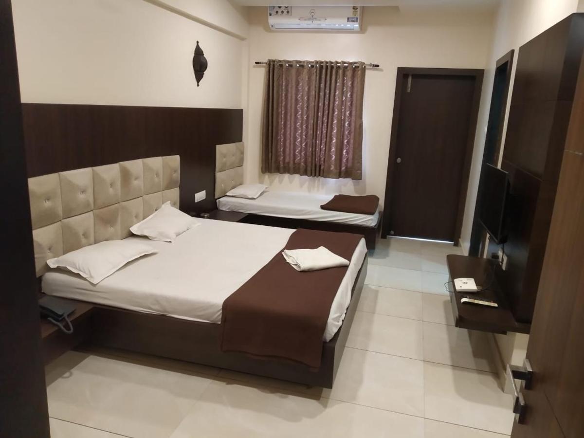 Hotel Kiran Miraj Buitenkant foto